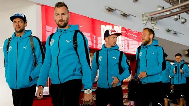 Za postupem! Zleva Aleš Hruška, Radim Řezník, Milan Petržela a Daniel Kolář před oldetem na Kypr. Za postupem! Zleva Aleš Hruška, Radim Řezník, Milan Petržela a Daniel Kolář před oldetem na Kypr.