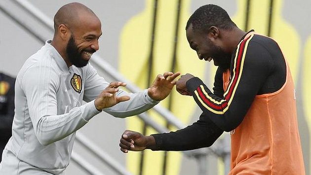 Thierrymu Henrymu (vlevo) nechybí dobrá nálada. A to i přesto, že jako asistent povede Romela Lukaka a spol. do boje proti krajanům. Thierrymu Henrymu (vlevo) nechybí dobrá nálada. A to i přesto, že jako asistent povede Romela Lukaka a spol. do boje proti krajanům.