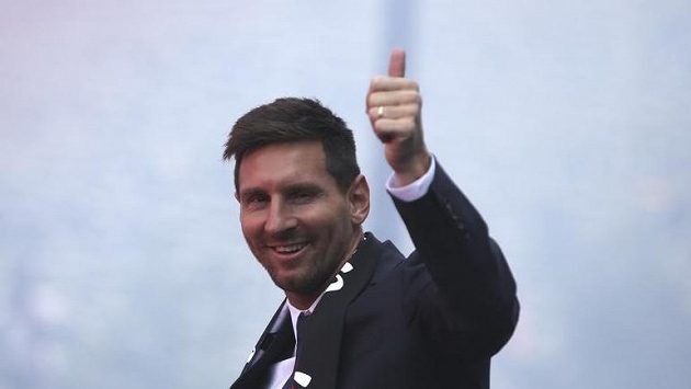 Lionel Messi zdraví fanoušky PSG. Lionel Messi zdraví fanoušky PSG.
