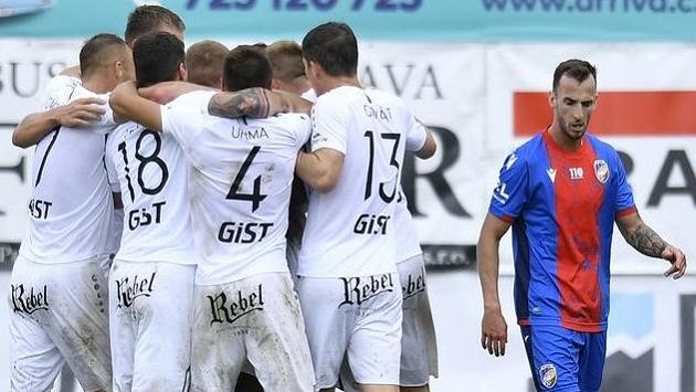 Hráči Hradce se radují z gólu, vpravo Matěj Hybš z Plzně. Hráči Hradce se radují z gólu, vpravo Matěj Hybš z Plzně.