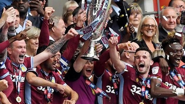 Aston Villa slaví postup do Premier League. Aston Villa slaví postup do Premier League.