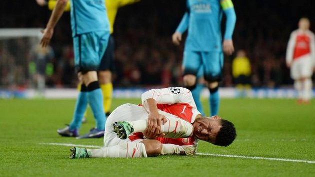 Alex Oxlade-Chamberlain se zranil v zápase s Barcelonou. Alex Oxlade-Chamberlain se zranil v zápase s Barcelonou.