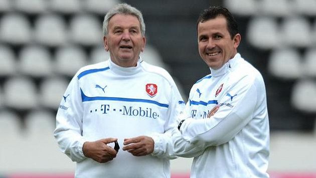 Trenéři Josef Pešice (vlevo) a Tomáš Galásek během tréninku české reprezentace před dvojutkáním kvalifikace MS 2014 s Maltou a Bulharskem. Trenéři Josef Pešice (vlevo) a Tomáš Galásek během tréninku české reprezentace před dvojutkáním kvalifikace MS 2014 s Maltou a Bulharskem.