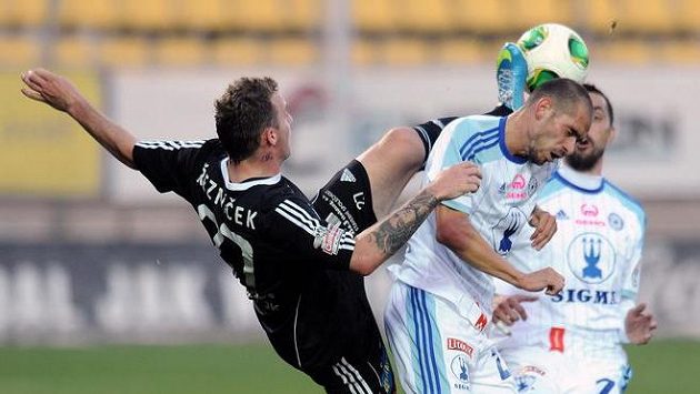 Obránce Michal Vepřek v dresu Olomouce (vpravo). Obránce Michal Vepřek v dresu Olomouce (vpravo).