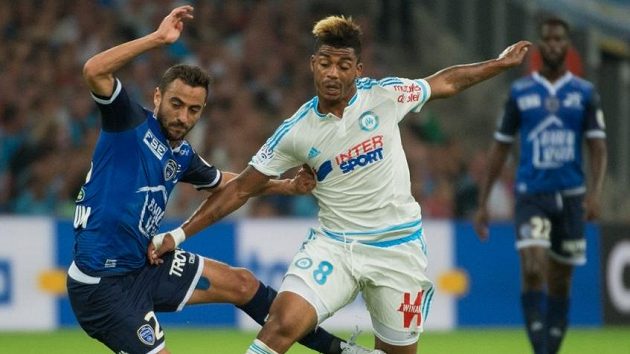 Mario Lemina (vpravo) z Marseille v tvrdém souboji s Corentinem Jeanem z Troyes. Mario Lemina (vpravo) z Marseille v tvrdém souboji s Corentinem Jeanem z Troyes.