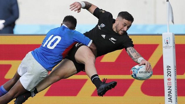 Perenara z Nového Zélandu skóruje v utkání s Namibií. Perenara z Nového Zélandu skóruje v utkání s Namibií.