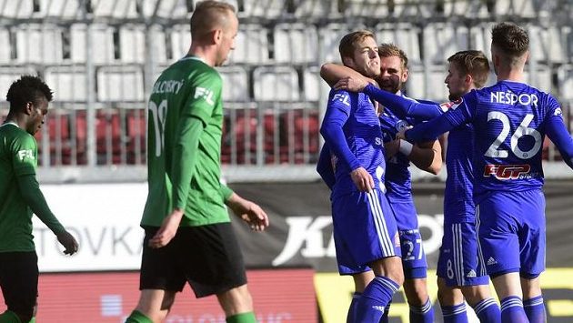 Hráči Olomouce (vpravo) se radují z prvního gólu. Hráči Olomouce (vpravo) se radují z prvního gólu.