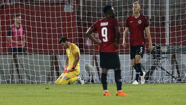 Florin Nita na kolenou, Guélor Kanga s Urošem Radakovičem nevěří, že Sparta inkasovala podruhé. Florin Nita na kolenou, Guélor Kanga s Urošem Radakovičem nevěří, že Sparta inkasovala podruhé.