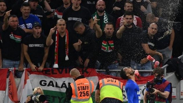 Maďarští fanoušci během utkání svého týmu proti Anglii Maďarští fanoušci během utkání svého týmu proti Anglii