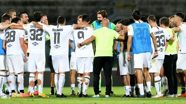 Nejhorší tým druhé italské fotbalové ligy AS Livorno se rozloučil se všemi 18 profesionálními hráči (ilustrační foto) Nejhorší tým druhé italské fotbalové ligy AS Livorno se rozloučil se všemi 18 profesionálními hráči (ilustrační foto)