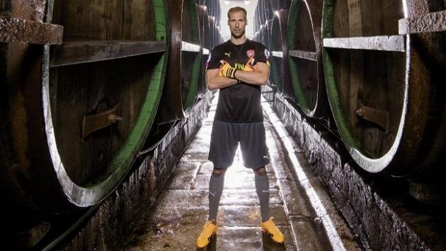 Známé sportovce můžete mít na očích celý rok. Zapózovali totiž fotografovi při tvorbě kalendáře pro následujících dvanáct měsíců. Na snímku gólman Arsenalu Petr Čech v plzeňském pivovaru. Známé sportovce můžete mít na očích celý rok. Zapózovali totiž fotografovi při tvorbě kalendáře pro následujících dvanáct měsíců. Na snímku gólman Arsenalu Petr Čech v plzeňském pivovaru.