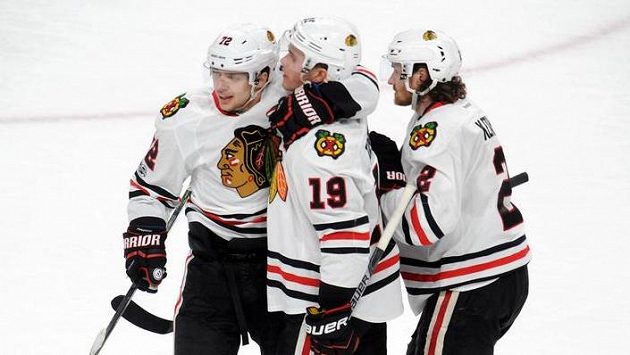 Jonathan Toews (19) z Chicaga slaví vítězný gól na ledě Minnesoty. Jonathan Toews (19) z Chicaga slaví vítězný gól na ledě Minnesoty.