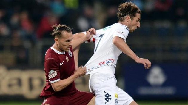 Obránce Sparty Ondřej Švejdík (vlevo) si přidržel Libora Doška ze Slovácka. Obránce Sparty Ondřej Švejdík (vlevo) si přidržel Libora Doška ze Slovácka.