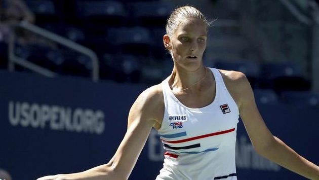 Karolína Plíšková při utkání s Tunisankou Ons Džabúrovou. Karolína Plíšková při utkání s Tunisankou Ons Džabúrovou.