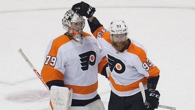 Brankář Carter Hart a útočník Jakub Voráček. Brankář Carter Hart a útočník Jakub Voráček.