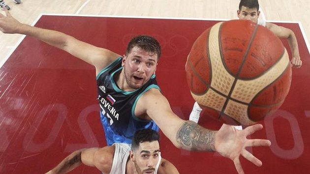 Slovinec Luka Dončič (nahoře) Slovinec Luka Dončič (nahoře)