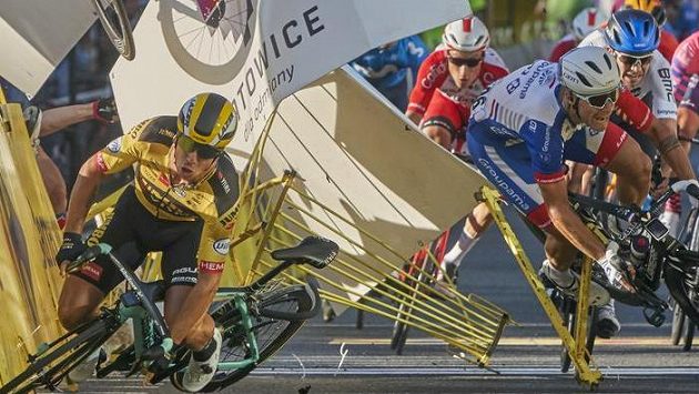 Dylan Groenewegen (vlevo) se po trestu za způsobenou nehodu vrací zpět Dylan Groenewegen (vlevo) se po trestu za způsobenou nehodu vrací zpět