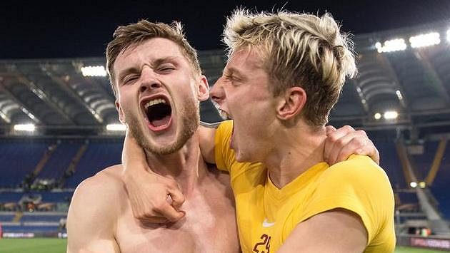 Fotbalisté Sparty Jakub Brabec a Ladislav Krejčí oslavují postup na Laziu Řím. Krejčí už je v Itálii, Brabec v Belgii... Fotbalisté Sparty Jakub Brabec a Ladislav Krejčí oslavují postup na Laziu Řím. Krejčí už je v Itálii, Brabec v Belgii...