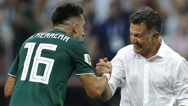 Hector Herrera (vlevo) oslavuje s mexickým trenérem Juanem Carlosem Osoriem výhru nad Němci. Hector Herrera (vlevo) oslavuje s mexickým trenérem Juanem Carlosem Osoriem výhru nad Němci.
