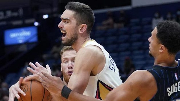 Tomáš Satoranský ve druhém přípravném zápase na NBA přispěl třemi body k vítězství New Orleans Tomáš Satoranský ve druhém přípravném zápase na NBA přispěl třemi body k vítězství New Orleans
