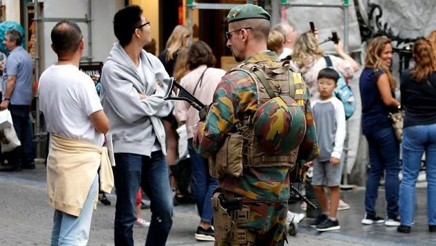 V centru Bruselu patrolují plně vyzbrojení vojáci. V centru Bruselu patrolují plně vyzbrojení vojáci.
