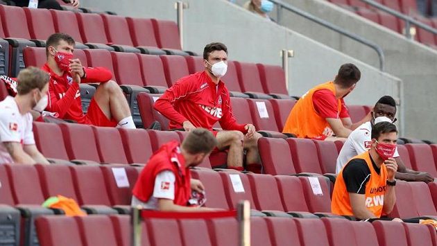 Náhradníci Kolína na tribuně. Ilustrační foto. Náhradníci Kolína na tribuně. Ilustrační foto.