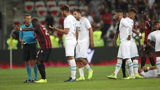 Středeční utkání třetího kola francouzské ligy mezi fotbalisty Nice a Marseille bylo kvůli homofobním transparentům přerušeno Středeční utkání třetího kola francouzské ligy mezi fotbalisty Nice a Marseille bylo kvůli homofobním transparentům přerušeno