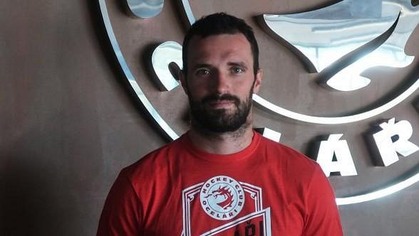 Hokejový útočník Marek Viedenský je posilou Ocelářů Třinec. Hokejový útočník Marek Viedenský je posilou Ocelářů Třinec.