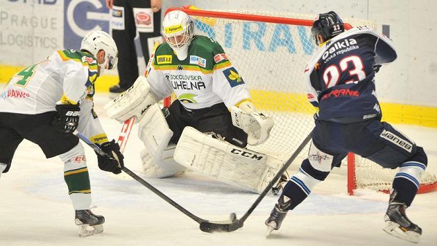 Ondřej Roman z Vítkovic (vpravo) se snaží překonat brankáře Karlových Varů Tomáše Závorku. Zabránit se mu v tom snaží Radomír Heizer. Ondřej Roman z Vítkovic (vpravo) se snaží překonat brankáře Karlových Varů Tomáše Závorku. Zabránit se mu v tom snaží Radomír Heizer.