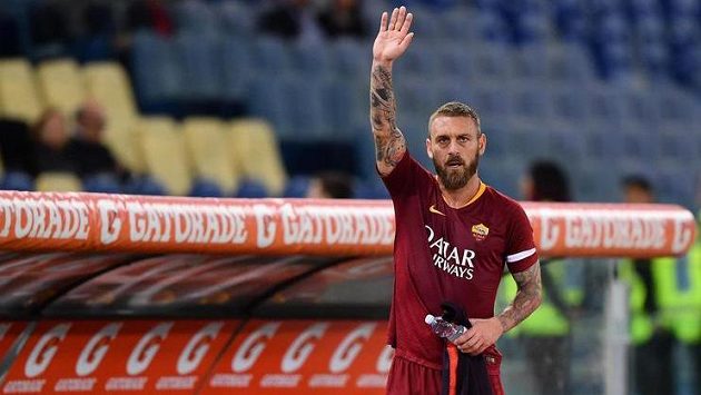 Daniele De Rossi mává fanouškům na Olympijském stadiónu v Římě. Daniele De Rossi mává fanouškům na Olympijském stadiónu v Římě.