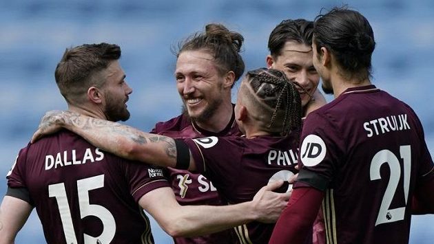 Fotbalisté Leedsu se radují na půdě Manchesteru City. Fotbalisté Leedsu se radují na půdě Manchesteru City.