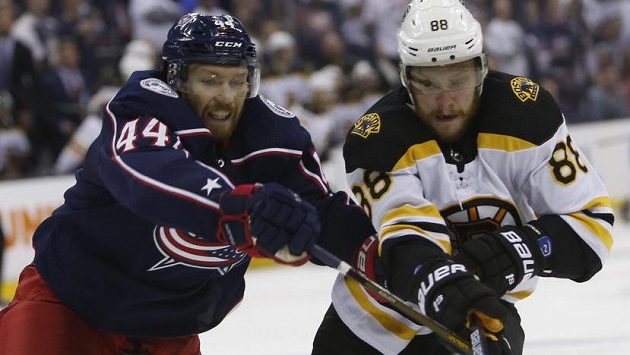 Český útočník Bostonu David Pastrňák (vpravo) v souboji o puk s Vladislavem Gavrikovem z Columbusu. Český útočník Bostonu David Pastrňák (vpravo) v souboji o puk s Vladislavem Gavrikovem z Columbusu.