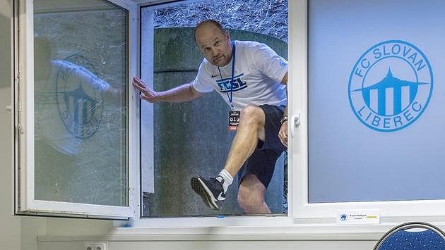 Trenér Slovanu Liberec Pavel Hoftych přišel v Liberci speciální zónou kvůli koronaviru na tiskovou konferenci před utkáním 4. předkola fotbalové Evropské ligy s APOEL Nikósie. Trenér Slovanu Liberec Pavel Hoftych přišel v Liberci speciální zónou kvůli koronaviru na tiskovou konferenci před utkáním 4. předkola fotbalové Evropské ligy s APOEL Nikósie.
