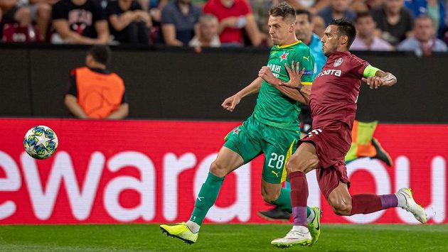 Zleva Jan Masopust ze Slavie a Mário Camora z Kluže v souboji o míč. Zleva Jan Masopust ze Slavie a Mário Camora z Kluže v souboji o míč.
