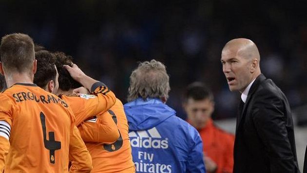 Asistent trenéra Realu Madrid Zinedine Zidane (uprostřed). Asistent trenéra Realu Madrid Zinedine Zidane (uprostřed).