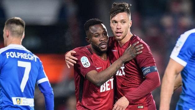 Fotbalisté Sparty Guélor Kanga (vlevo) a Václav Kadlec oslavují gól z nařízené penalty proti Liberci. Fotbalisté Sparty Guélor Kanga (vlevo) a Václav Kadlec oslavují gól z nařízené penalty proti Liberci.
