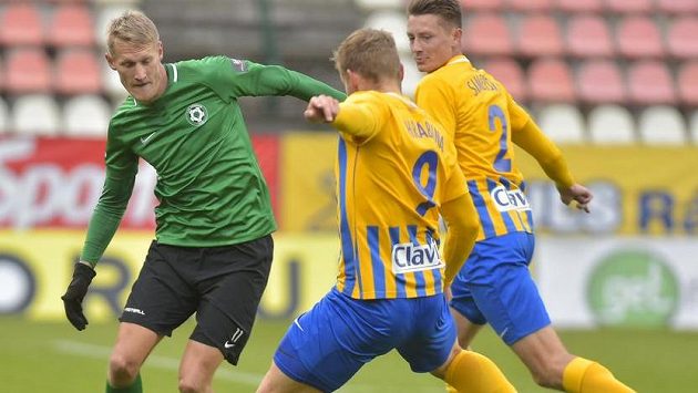 Zleva Michal Škoda z Příbrami a Matěj Hrabina a Dominik Simerský z Opavy. Zleva Michal Škoda z Příbrami a Matěj Hrabina a Dominik Simerský z Opavy.