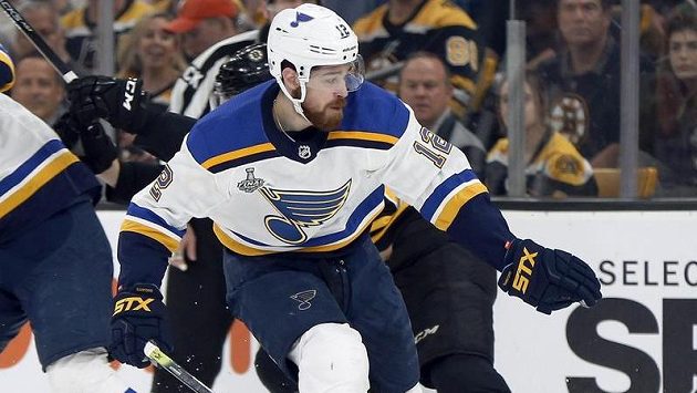 Zach Sanford (12) ze St. Louis a bostonský David Pastrňák (88). Právě český hokejista přihlížel před zápasem netradičnímu souboji Zach Sanford (12) ze St. Louis a bostonský David Pastrňák (88). Právě český hokejista přihlížel před zápasem netradičnímu souboji