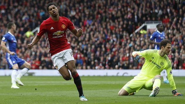 Marcus Rashford dává první gól Manchesteru United proti Chelsea. Marcus Rashford dává první gól Manchesteru United proti Chelsea.