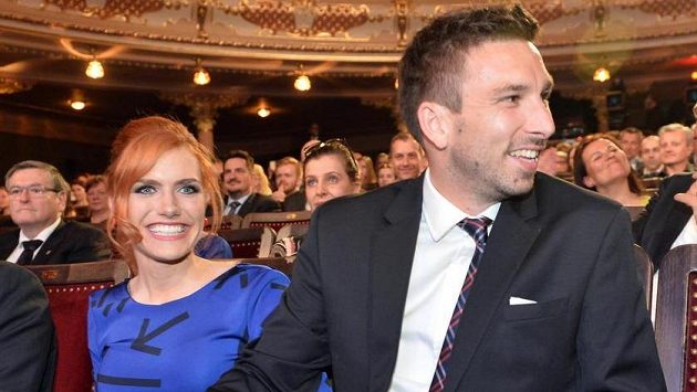 Gabriela Soukalová s přítelem Petrem Koukalem při slavnostním vyhlášení biatlonisty sezóny. Gabriela Soukalová s přítelem Petrem Koukalem při slavnostním vyhlášení biatlonisty sezóny.