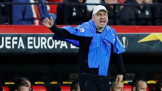 Trenér Slavie Jindřich Trpišovský během utkání v Seville. Trenér Slavie Jindřich Trpišovský během utkání v Seville.