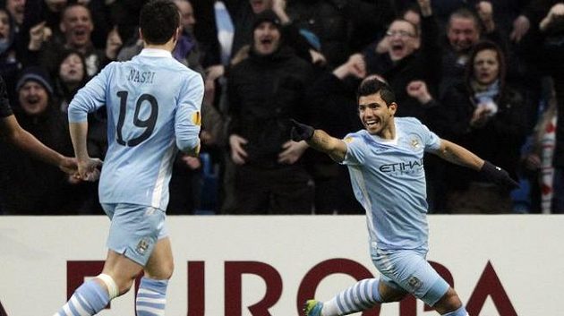 Sergio Agüero (vpravo) oslavuje gól Manchesteru City proti Portu Sergio Agüero (vpravo) oslavuje gól Manchesteru City proti Portu