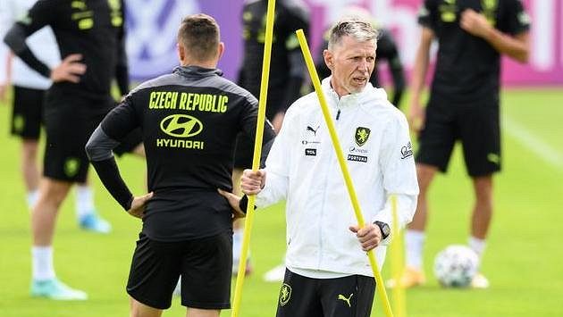 Trenér Jaroslav Šilhavý během tréninku fotbalové reprezentace v Praze na Strahově během letošního EURO. Trenér Jaroslav Šilhavý během tréninku fotbalové reprezentace v Praze na Strahově během letošního EURO.