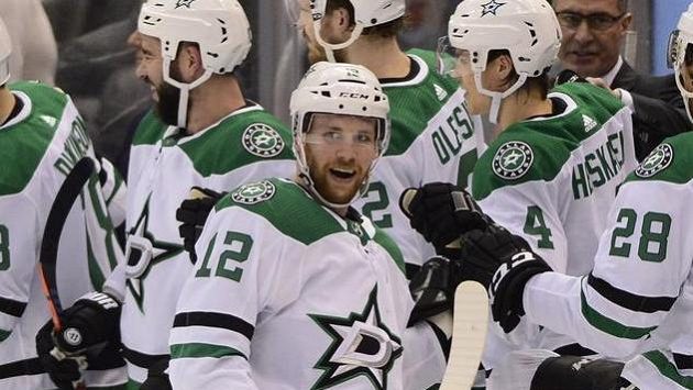 Radek Faksa (číslo 12) pomohl Dallasu desátým gólem v sezoně k výhře 3:2 v Torontu. Radek Faksa (číslo 12) pomohl Dallasu desátým gólem v sezoně k výhře 3:2 v Torontu.