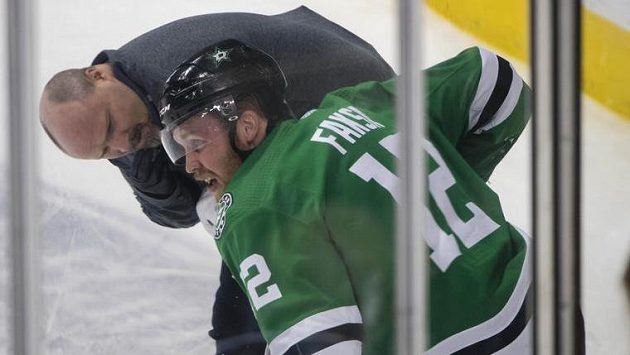 Otřesený útočník Dallasu Radek Faksa v péči klubového lékaře po zákroku Miky Zibanejada z Rangers. Otřesený útočník Dallasu Radek Faksa v péči klubového lékaře po zákroku Miky Zibanejada z Rangers.