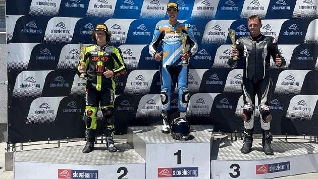 Český motocyklový závodník Oliver König kraloval ve dvou závodech poháru Alpe Adria na Slovensku. Český motocyklový závodník Oliver König kraloval ve dvou závodech poháru Alpe Adria na Slovensku.