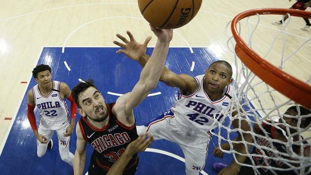 Tomáš Satoranský z Chicaga v podkošovém souboji s Alem Horford z Philadelphie. Tomáš Satoranský z Chicaga v podkošovém souboji s Alem Horford z Philadelphie.