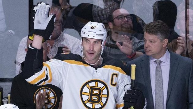 Zdeno Chara z Bostonu si vychutnává aplaus publika. Zdeno Chara z Bostonu si vychutnává aplaus publika.