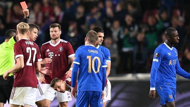 Glen Kamara uviděl červenou kartu Glen Kamara uviděl červenou kartu