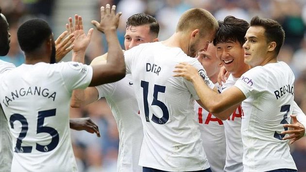 Fotbalisté Tottenhamu se radují z jediné branky utkání Fotbalisté Tottenhamu se radují z jediné branky utkání